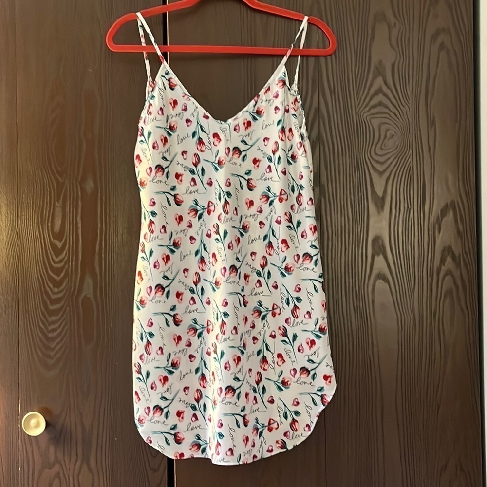 Honors silky short nightgown with roses and the word love all over. Size Medium.